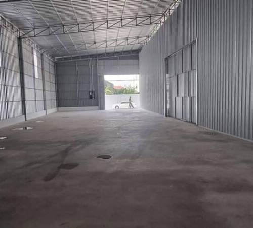 ให้เช่าโรงงานโกดังคลังสินค้าสร้างใหม่ บริเวณซอยโพธิ์แก้ว 3 ซอยลาดพร้าว 101 บนพื้นที่ 1 ไร่ มี 2 หลังละ 560 ตรม. แบ่งเช่า 280 280 ตรม